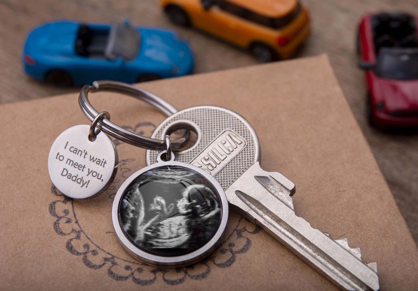 Custom Keychain with Your Photo and Engraving – Personalized Birthday Gift for Mom, Dad, Grandma or Grandpa | Keyring Custom Picture, C.1