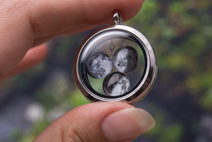 Custom Moon Phase Locket Necklace - Floating Transparent Pendant with 1–5 Moons, Personalized Lunar Jewelry Birthday Gift for Mom, KP.9